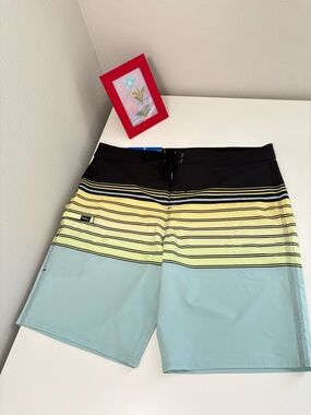O'Neill Men's Standard Fit 20'' Outseam Board Shorts, Multi-Color, Size 36, NWT.